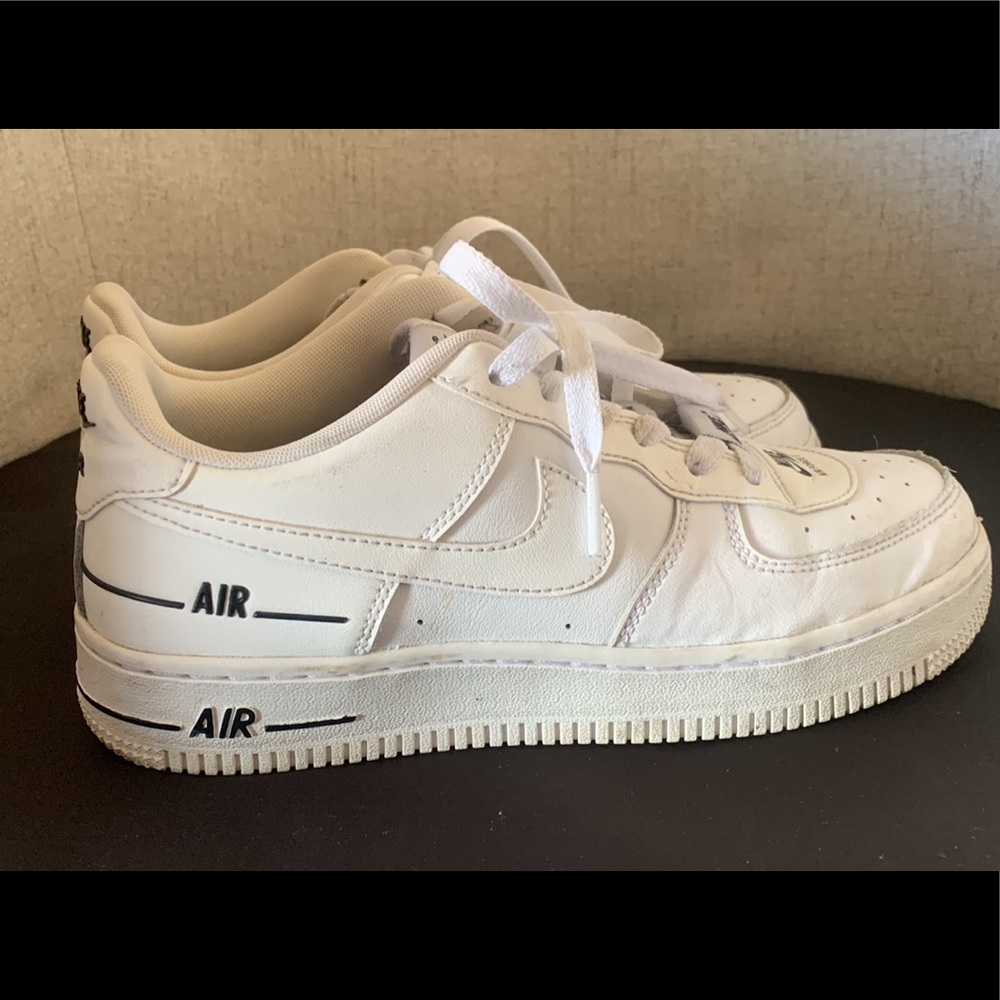 Air Force 1s black trimming